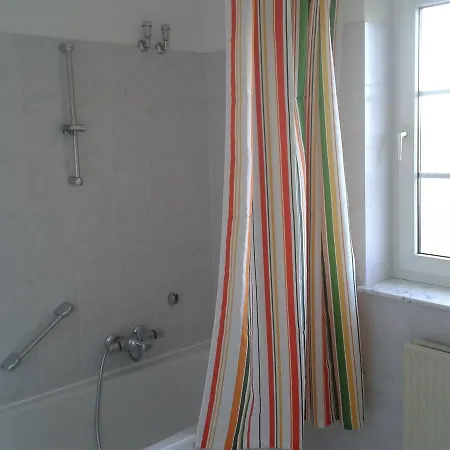 Luxuswohnung, 90 Qm, Balkon, Lage In *