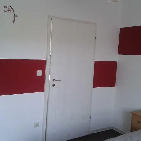 Luxuswohnung, 90 Qm, Balkon, Lage In *