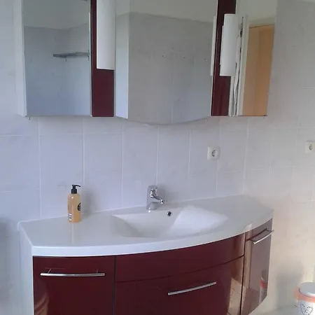 Luxuswohnung, 90 Qm, Balkon, Lage In Appartamento